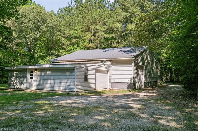 4497 Backwoods LN, Hayes, VA 23072
