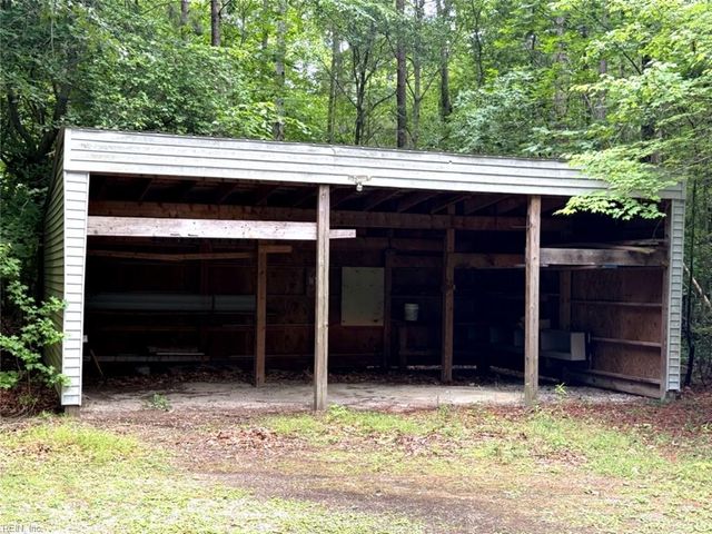4497 Backwoods LN, Hayes, VA 23072