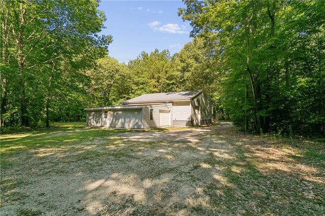 4497 Backwoods LN, Hayes, VA 23072