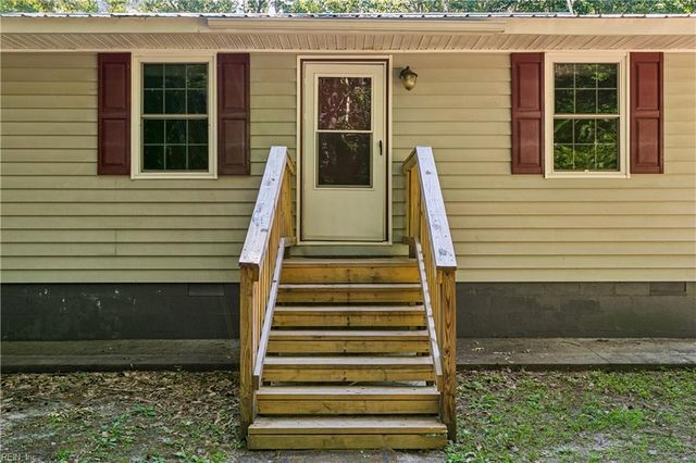 4497 Backwoods LN, Hayes, VA 23072