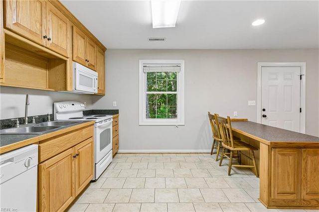 4497 Backwoods LN, Hayes, VA 23072