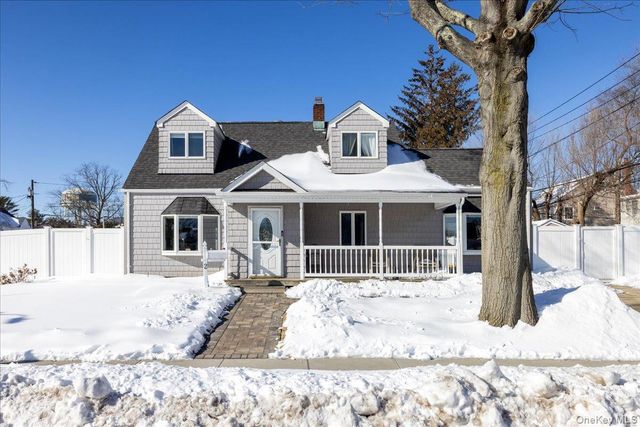 2 Violet Lane, Levittown, NY 11756