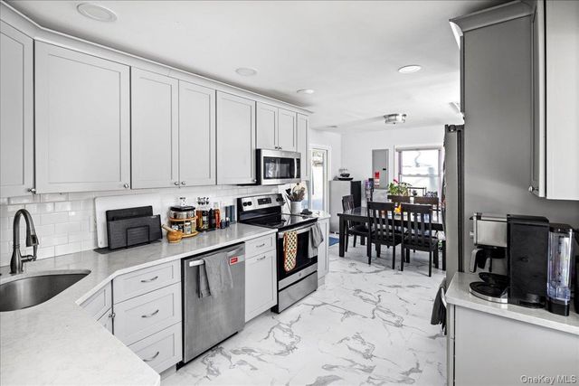 2 Violet Lane, Levittown, NY 11756