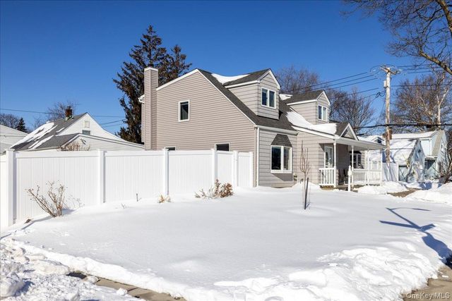 2 Violet Lane, Levittown, NY 11756