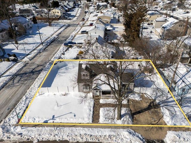 2 Violet Lane, Levittown, NY 11756