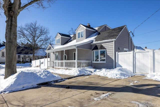 2 Violet Lane, Levittown, NY 11756