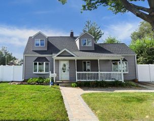 2 Violet Lane, Levittown, NY 11756