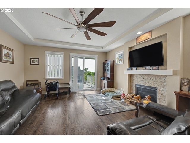 787 Sw ALDER St, Dundee, OR 97115