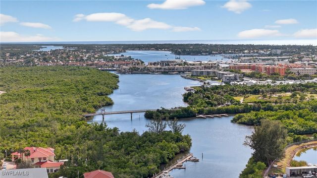 1675 Avion PL, Naples, FL 34104