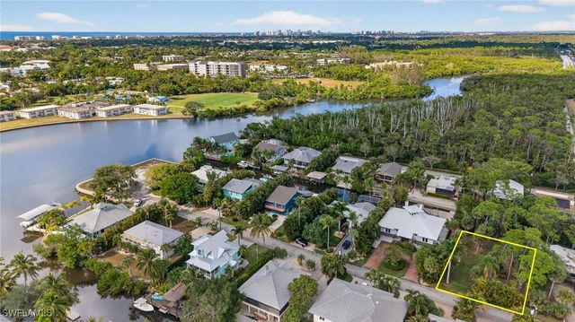 1675 Avion PL, Naples, FL 34104