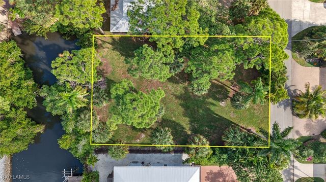 1675 Avion PL, Naples, FL 34104