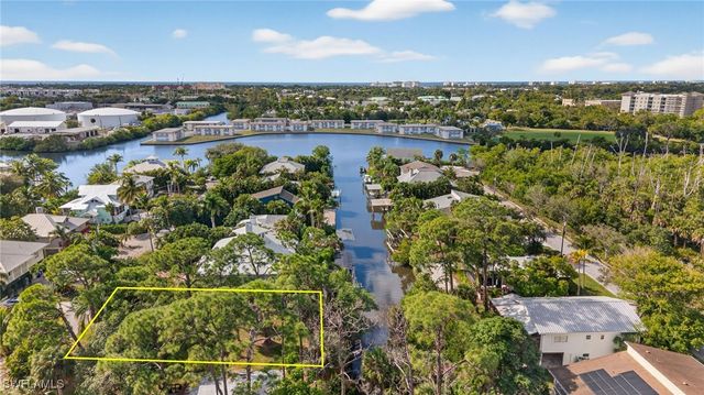 1675 Avion PL, Naples, FL 34104