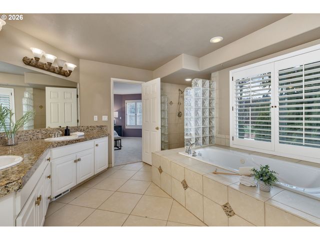 769 NICOLE Dr, West Linn, OR 97068