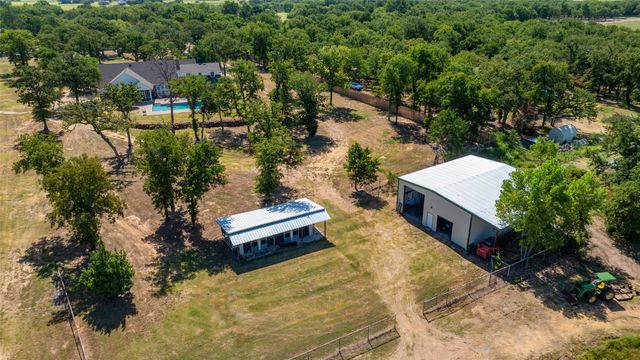 411 Center Hill Road, Gainesville, TX 76240