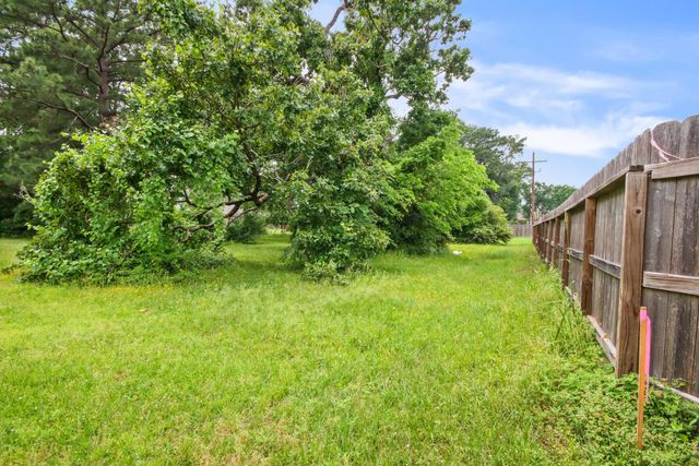 12995 Point Aquarius Boulevard, Willis, TX 77318