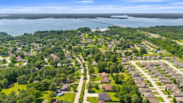 12995 Point Aquarius Boulevard, Willis, TX 77318
