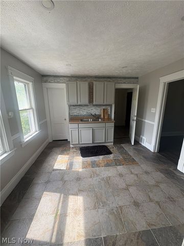 2926 E 123rd Street Lower, Cleveland, OH 44120