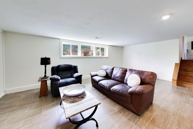 1113 W Weathersfield Way, Schaumburg, IL 60193