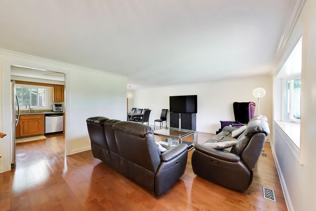 1113 W Weathersfield Way, Schaumburg, IL 60193