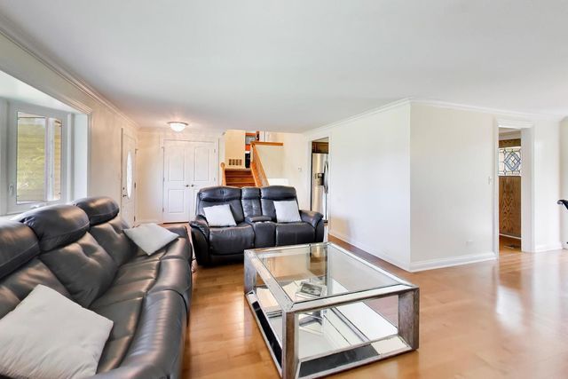 1113 W Weathersfield Way, Schaumburg, IL 60193