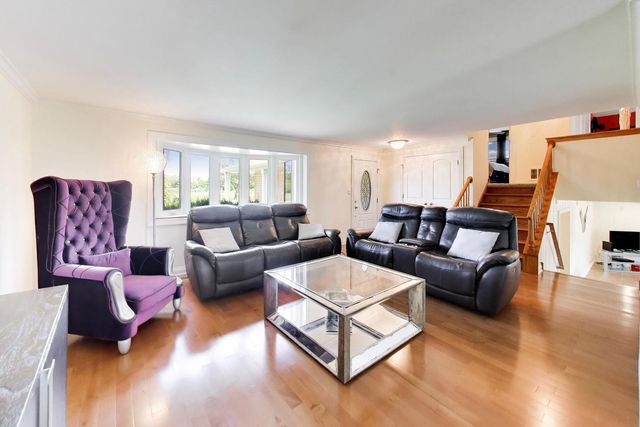 1113 W Weathersfield Way, Schaumburg, IL 60193
