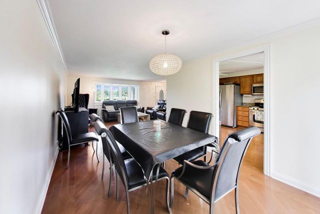 1113 W Weathersfield Way, Schaumburg, IL 60193