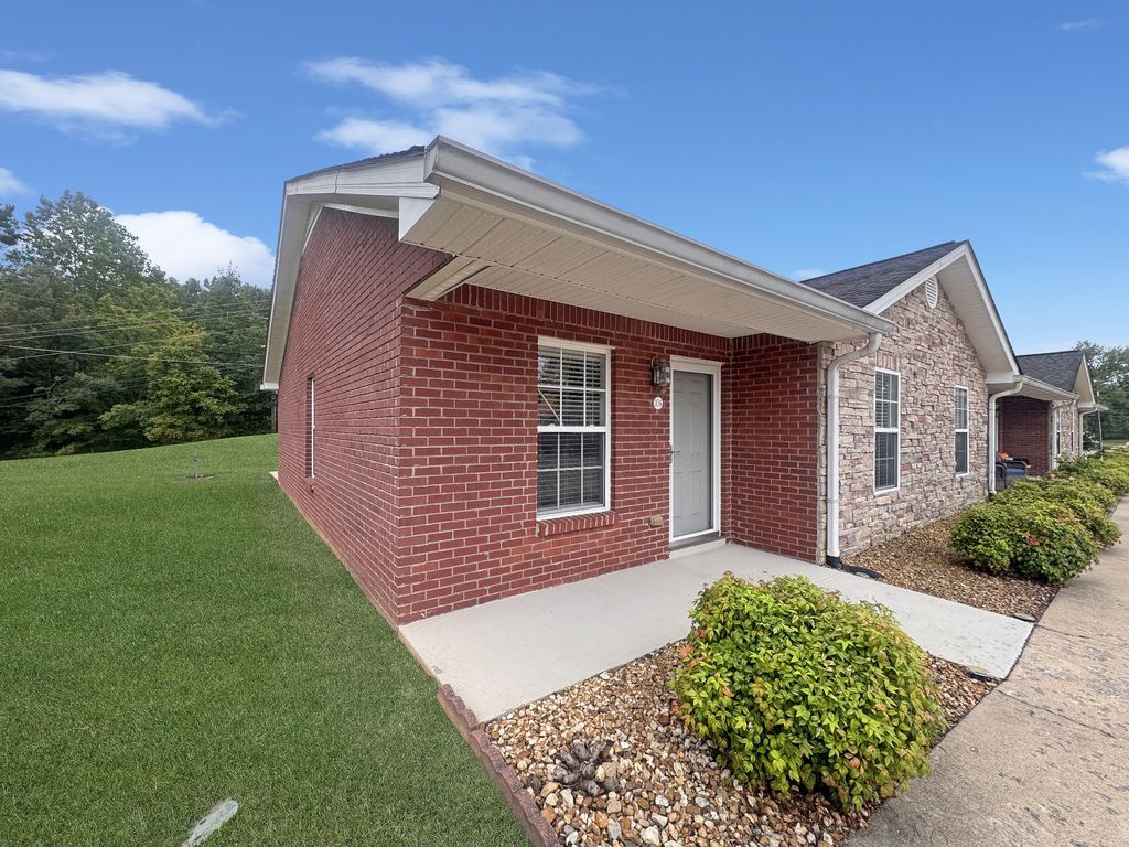 106 Colson Village Ct, Dover, TN 37058