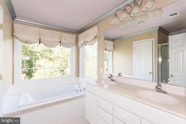 2462 TERRA COTTA CIR, Herndon, VA 20171