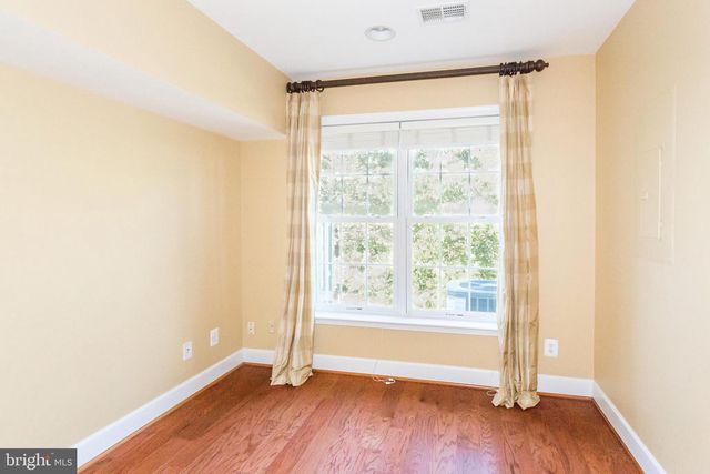 2462 TERRA COTTA CIR, Herndon, VA 20171