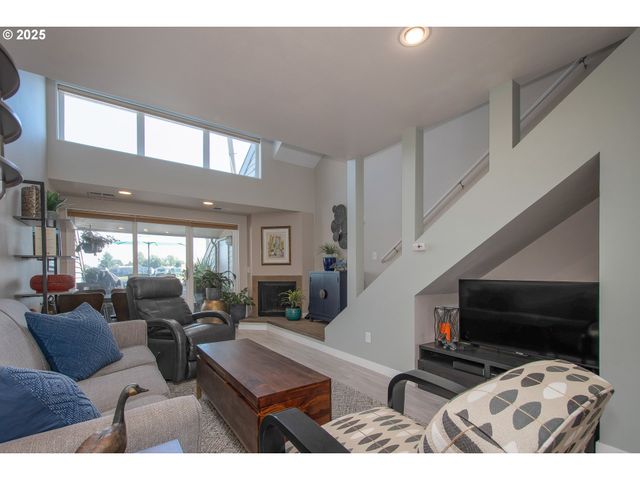 148 N HAYDEN BAY Dr, Portland, OR 97217