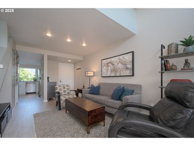 148 N HAYDEN BAY Dr, Portland, OR 97217