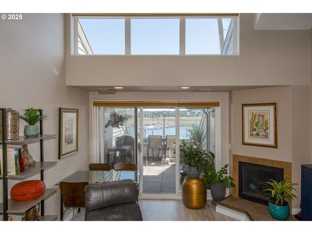 148 N HAYDEN BAY Dr, Portland, OR 97217