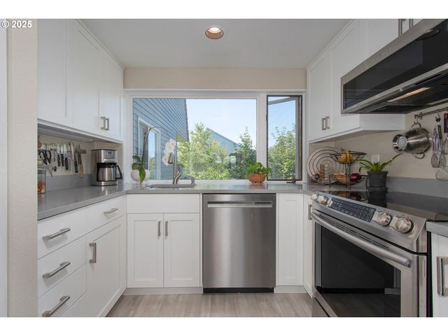 148 N HAYDEN BAY Dr, Portland, OR 97217