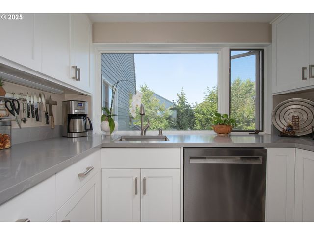 148 N HAYDEN BAY Dr, Portland, OR 97217