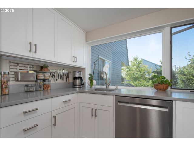 148 N HAYDEN BAY Dr, Portland, OR 97217