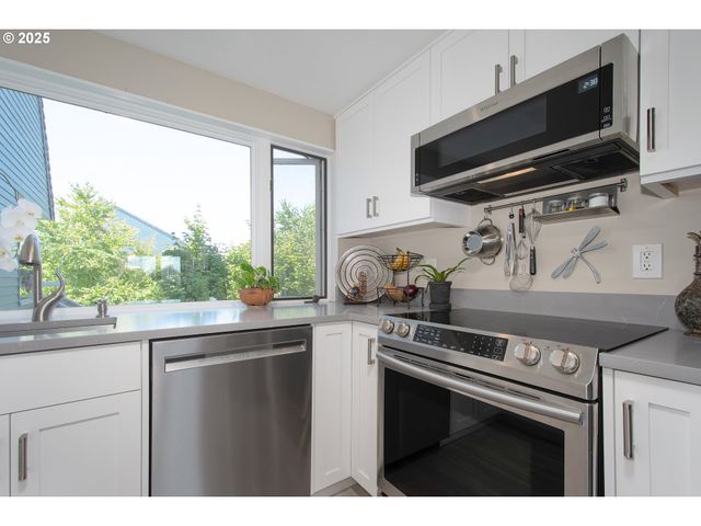 148 N HAYDEN BAY Dr, Portland, OR 97217