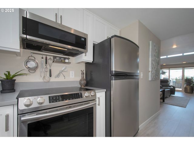 148 N HAYDEN BAY Dr, Portland, OR 97217