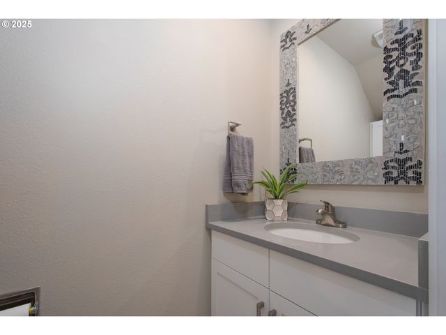 148 N HAYDEN BAY Dr, Portland, OR 97217