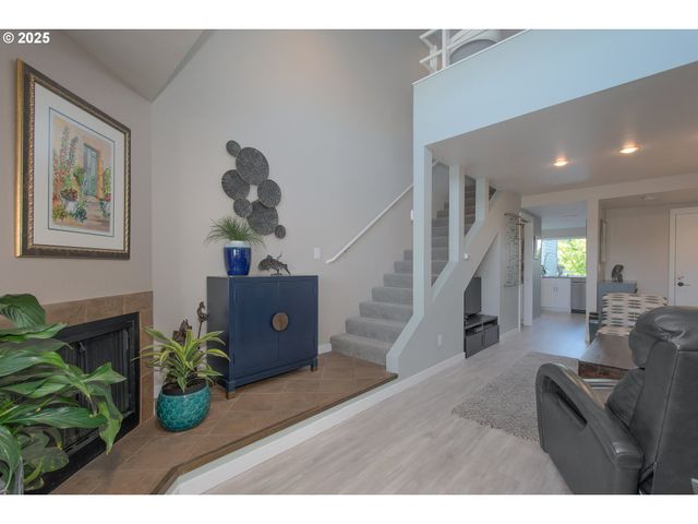 148 N HAYDEN BAY Dr, Portland, OR 97217