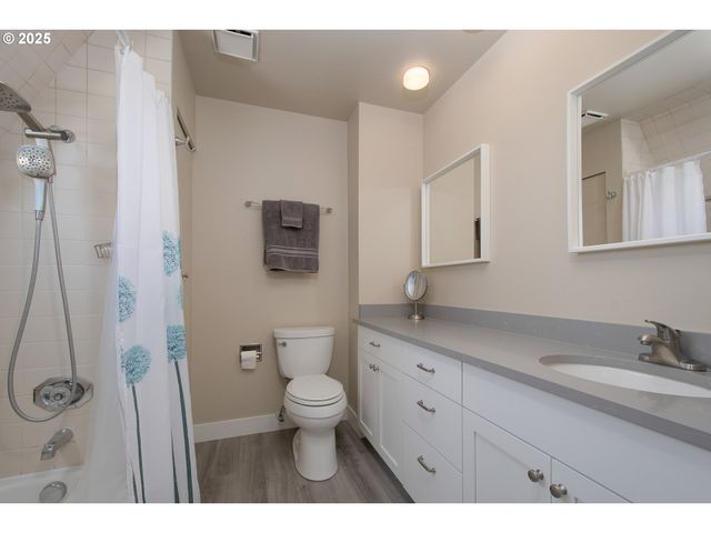 148 N HAYDEN BAY Dr, Portland, OR 97217