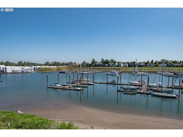 148 N HAYDEN BAY Dr, Portland, OR 97217