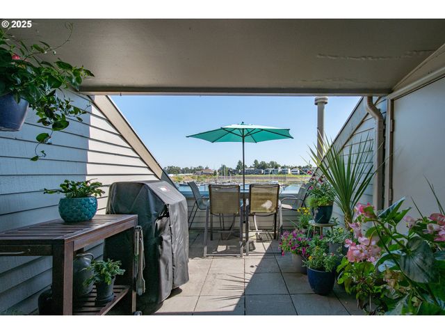 148 N HAYDEN BAY Dr, Portland, OR 97217