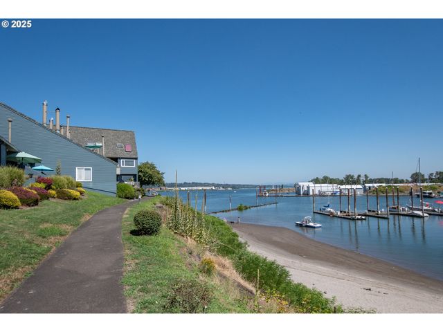 148 N HAYDEN BAY Dr, Portland, OR 97217