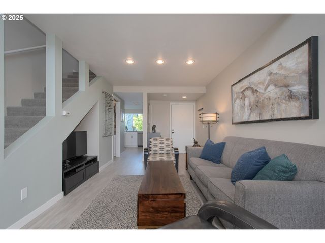 148 N HAYDEN BAY Dr, Portland, OR 97217