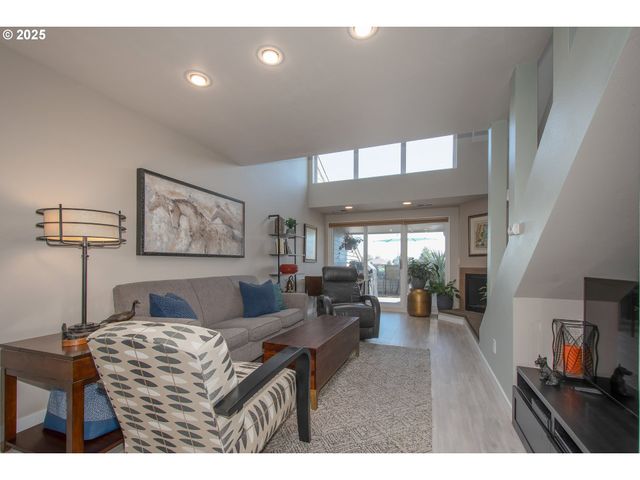 148 N HAYDEN BAY Dr, Portland, OR 97217