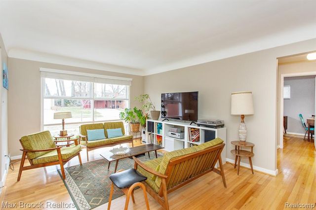 24460 Rosewood Street, Oak Park, MI 48237