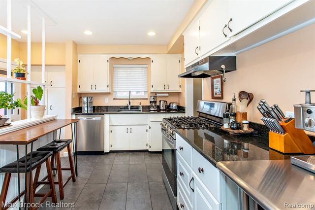 24460 Rosewood Street, Oak Park, MI 48237