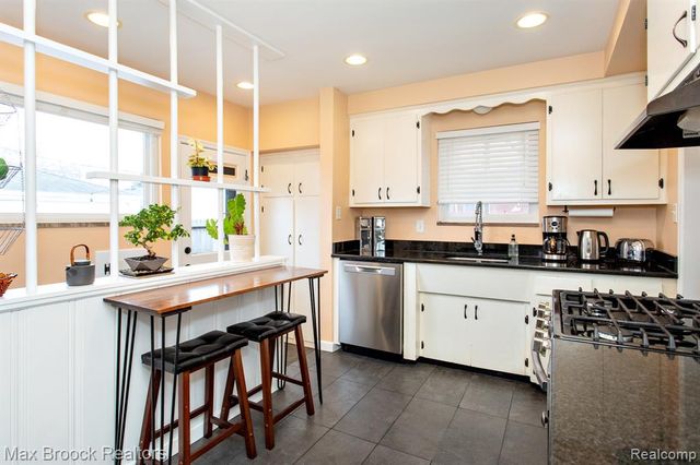 24460 Rosewood Street, Oak Park, MI 48237