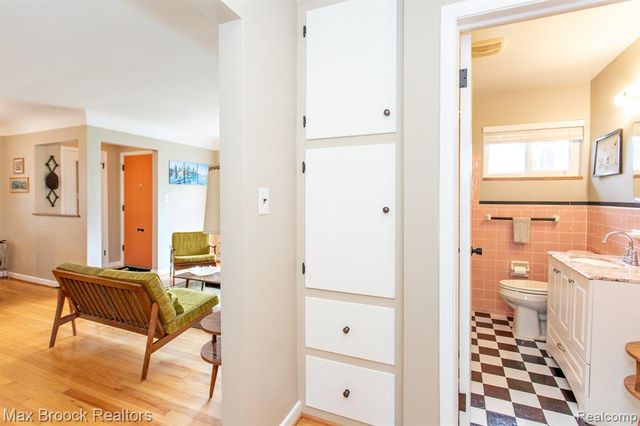 24460 Rosewood Street, Oak Park, MI 48237