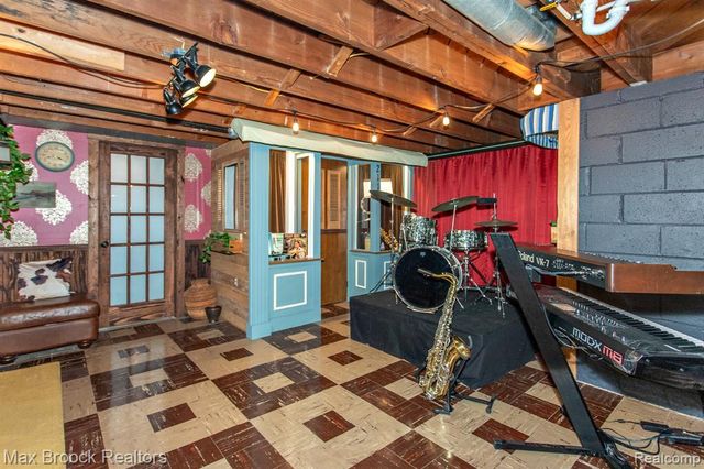 24460 Rosewood Street, Oak Park, MI 48237